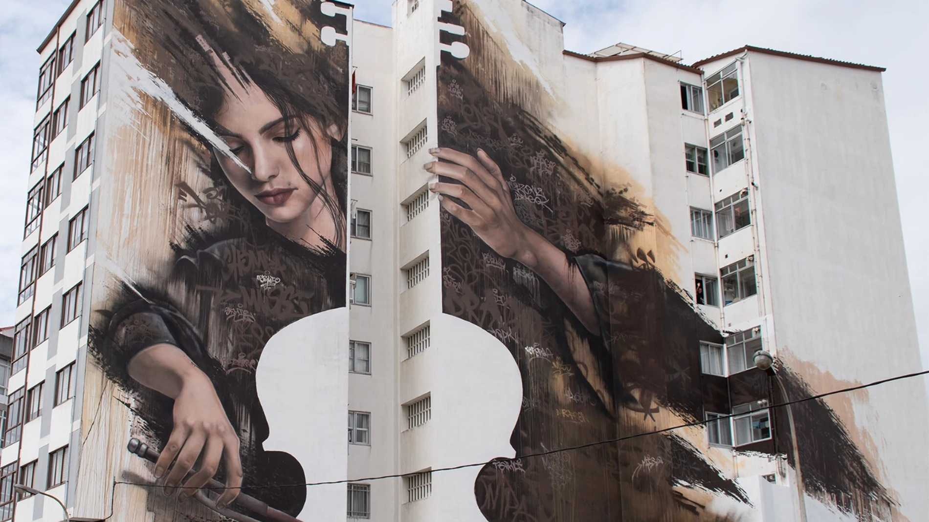 El mural &#39;La violonchelista de Fene&#39;