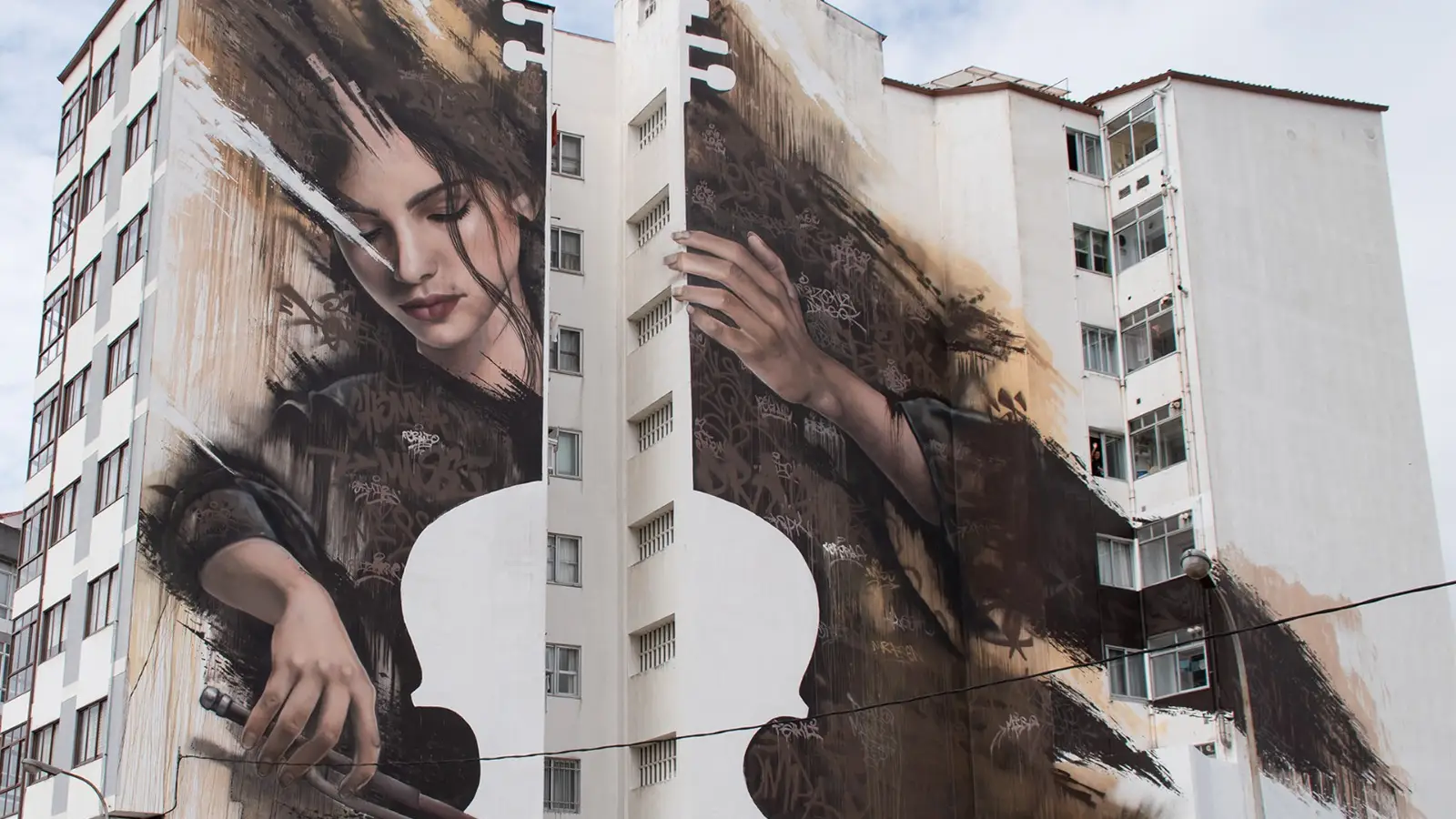El mural 'La violonchelista de Fene'