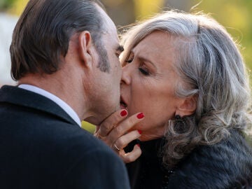 El beso que marca el renacer de la relaci&oacute;n de Elena con Crespo: "Eres mi verdadero amor"