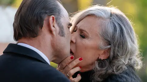 El beso que marca el renacer de la relación de Elena con Crespo: "Eres mi verdadero amor" El beso que marca el renacer de la relación de Elena con Crespo: "Eres mi verdadero amor"