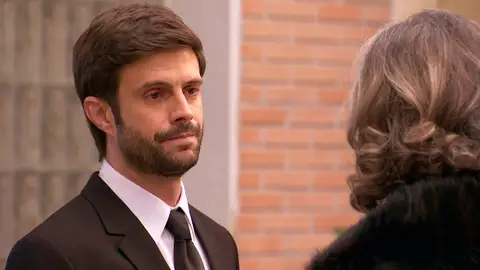 Román no cede ante el chantaje emocional de Elena y le advierte: "No vas a separarme de Lola" Román no cede ante el chantaje emocional de Elena y le advierte: "No vas a separarme de Lola"