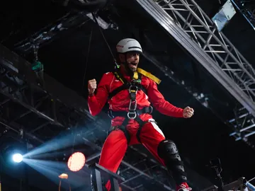 Un impresionante Adrián Lastra eclipsa el abandono de Mónica Cruz en su duelo en El Puente Un impresionante Adrián Lastra eclipsa el abandono de Mónica Cruz en su duelo en El Puente