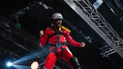 Un impresionante Adrián Lastra eclipsa el abandono de Mónica Cruz en su duelo en El Puente Un impresionante Adrián Lastra eclipsa el abandono de Mónica Cruz en su duelo en El Puente