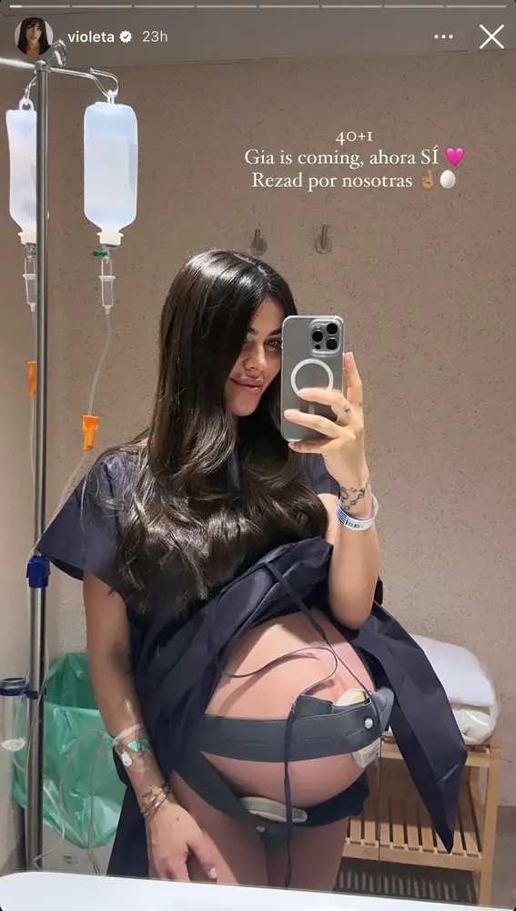 Violeta Mangriñán esperando a dar a luz a su segunda hija