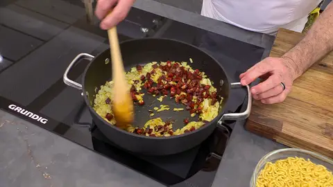 Retira la piel del chorizo, córtalo en daditos, incorpóralo Retira la piel del chorizo, córtalo en daditos, incorpóralo