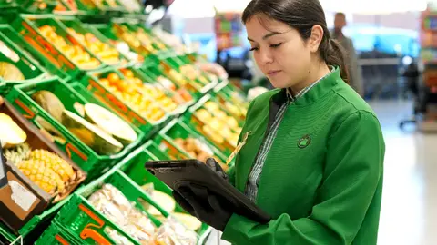 Mercadona.- Mercadona comparte más de 600 millones de euros en primas con su plantilla, más de 2.700 personas en Baleares Una trabajadora de un supermercado Mercadona en Mallorca. MERCADONA (Foto de ARCHIVO) 12/01/2023