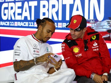 Lewis Hamilton y Charles Leclerc conversan en Silverstone el pasado 6 de julio de 2023