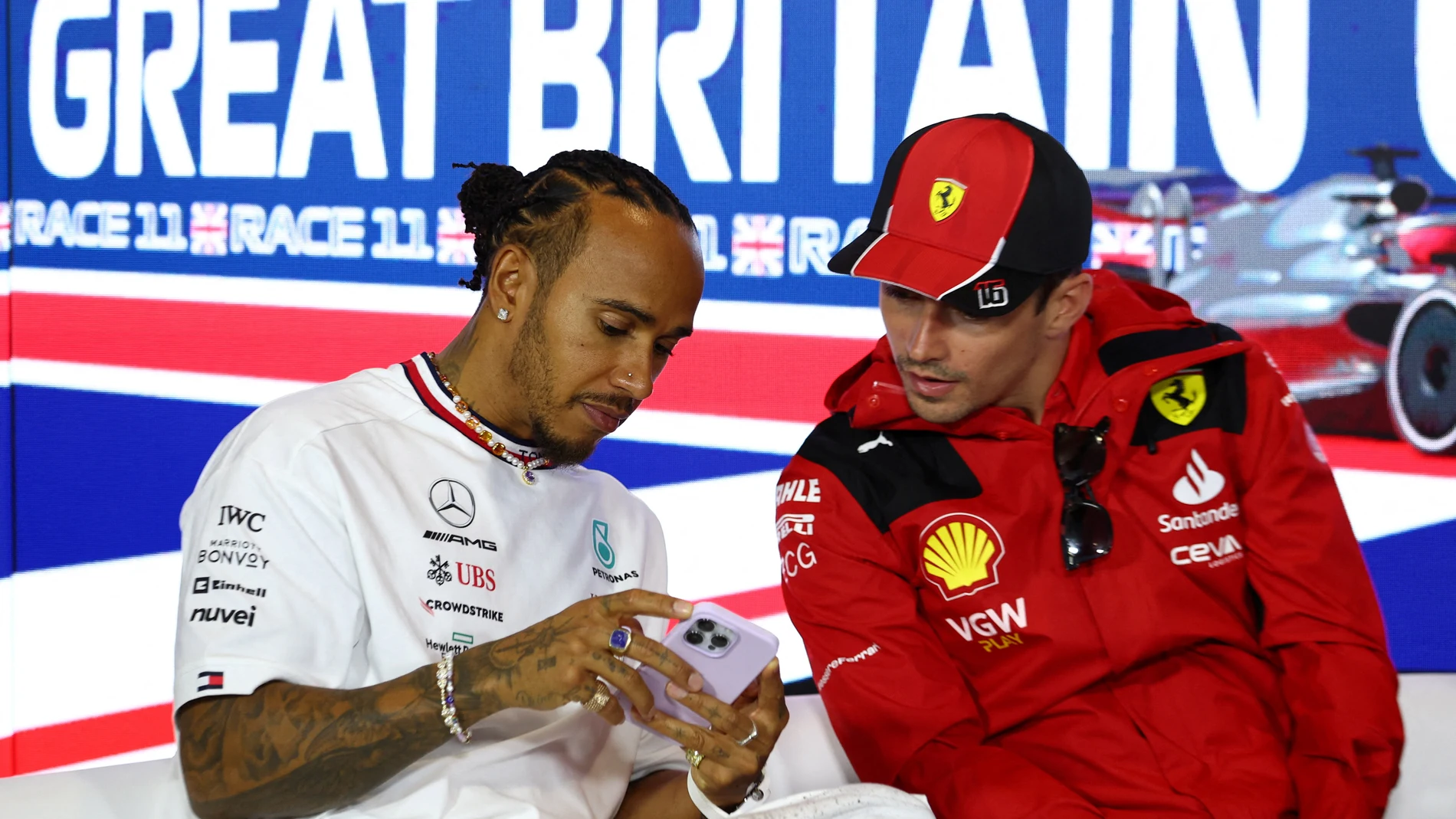 Lewis Hamilton y Charles Leclerc conversan en Silverstone el pasado 6 de julio de 2023
