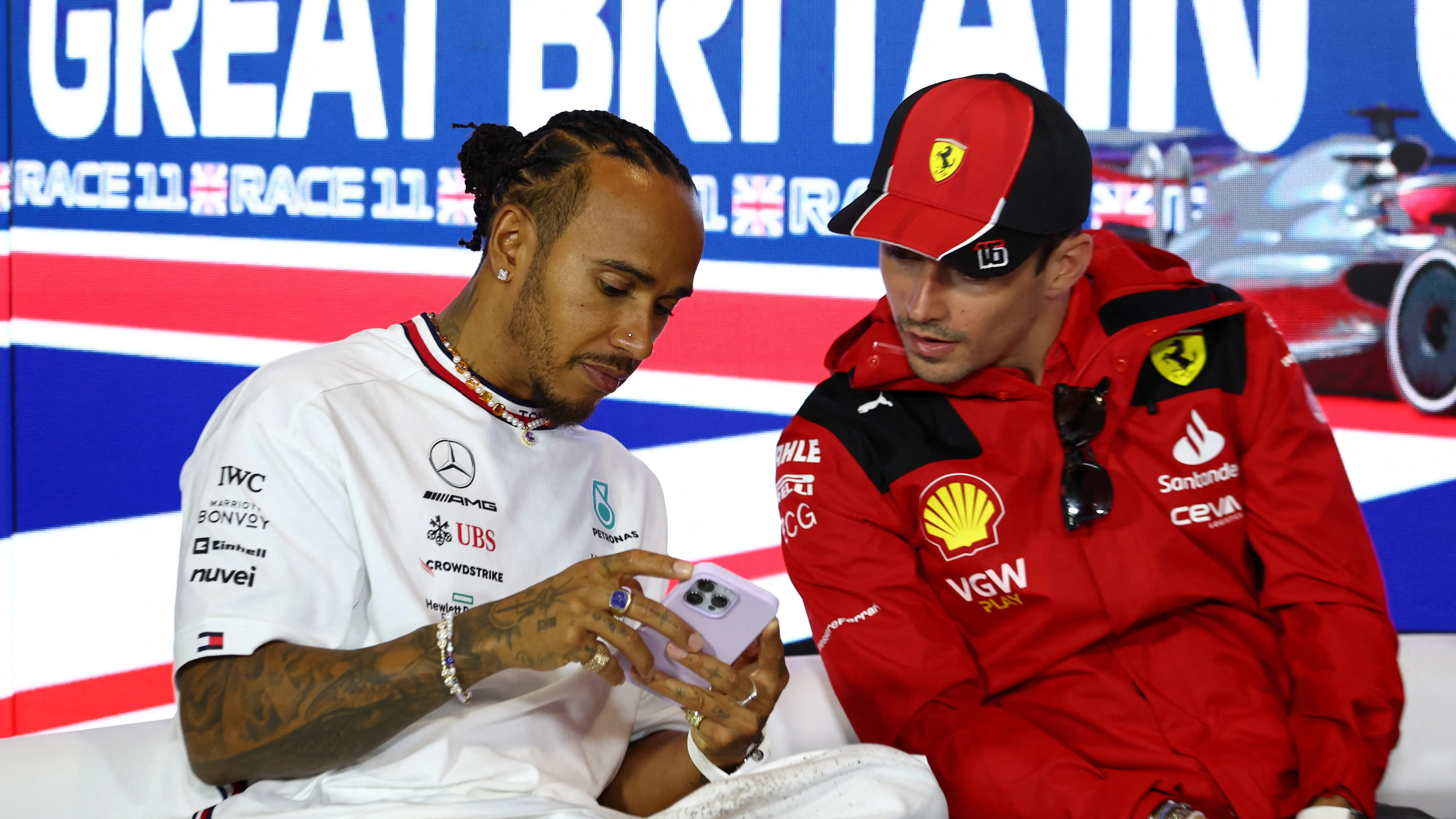 Lewis Hamilton y Charles Leclerc conversan en Silverstone el pasado 6 de julio de 2023