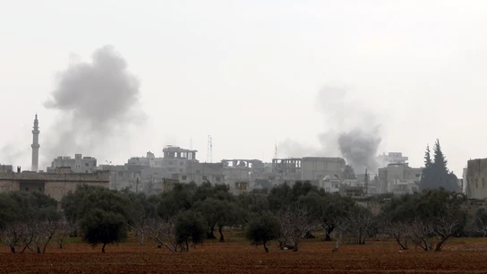 Humo se eleva durante un bombardeo en Siria, en una fotografía de archivo. Humo se eleva durante un bombardeo en Siria, en una fotografía de archivo.
