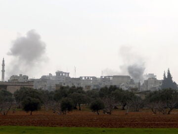 Humo se eleva durante un bombardeo en Siria, en una fotografía de archivo. 