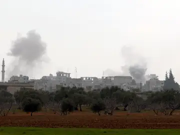 Humo se eleva durante un bombardeo en Siria, en una fotografía de archivo. Humo se eleva durante un bombardeo en Siria, en una fotografía de archivo.