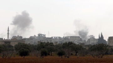 Humo se eleva durante un bombardeo en Siria, en una fotografía de archivo. 