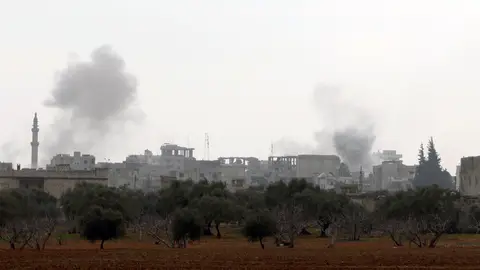 Humo se eleva durante un bombardeo en Siria, en una fotografía de archivo. Humo se eleva durante un bombardeo en Siria, en una fotografía de archivo.