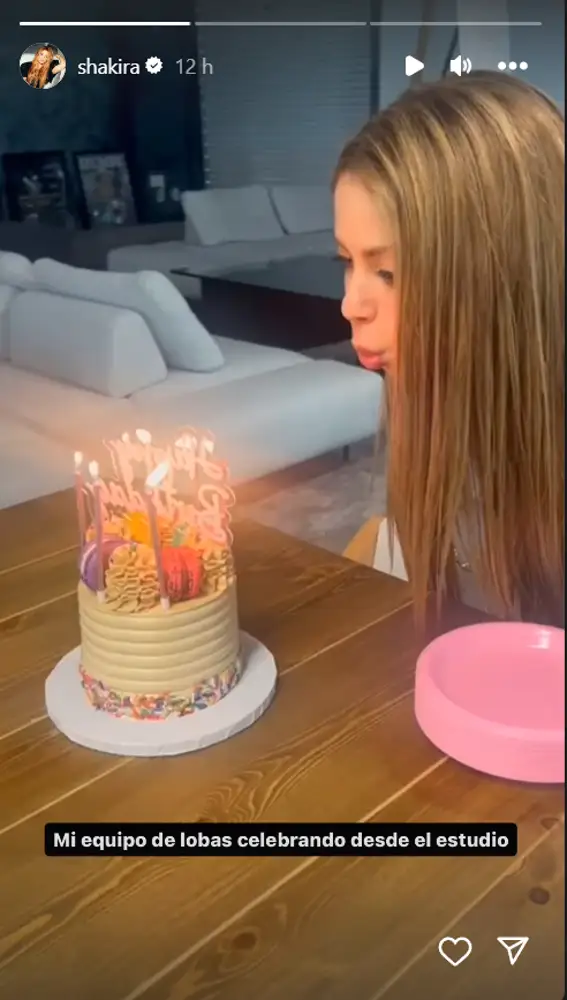 Shakira soplando las velas de su 47 cumpleaños