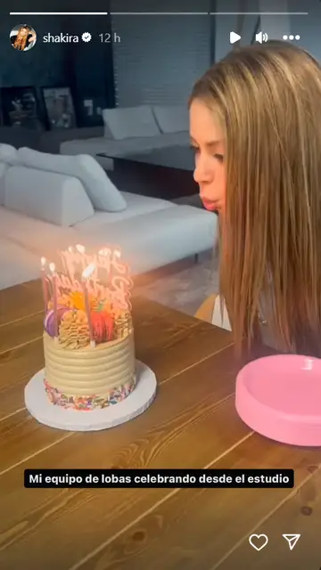 Shakira soplando las velas de su 47 cumpleaños Shakira soplando las velas de su 47 cumpleaños