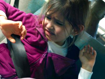 Filiz huye con la peque&ntilde;a Mercan y sufren un aparatoso accidente tras chocar contra otro coche