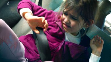 Filiz huye con la pequeña Mercan y sufren un aparatoso accidente tras chocar contra otro coche