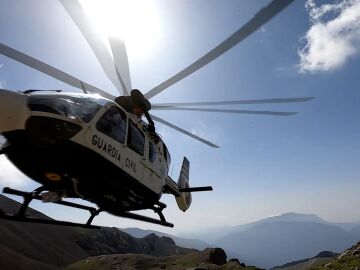 Imagen de un helicóptero de la Guardia Civil