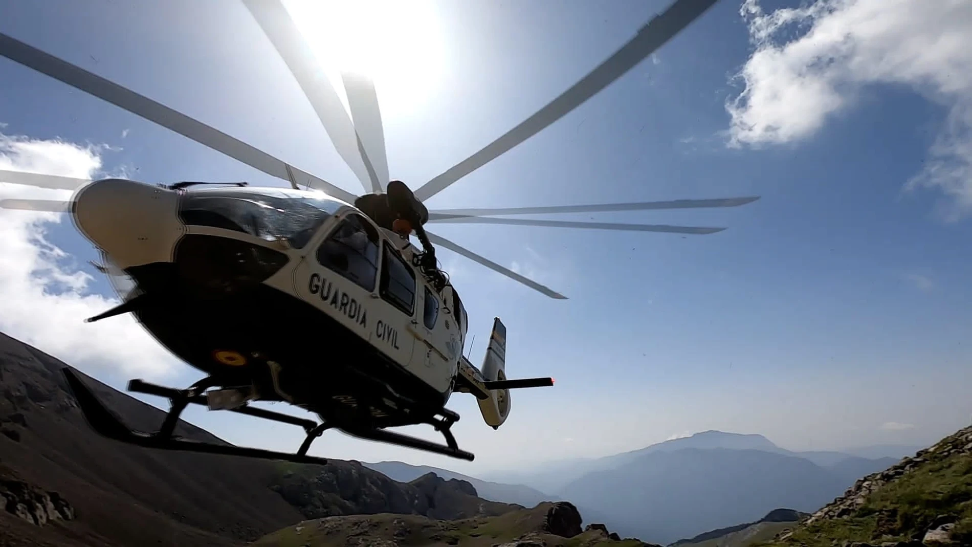 Imagen de un helicóptero de la Guardia Civil