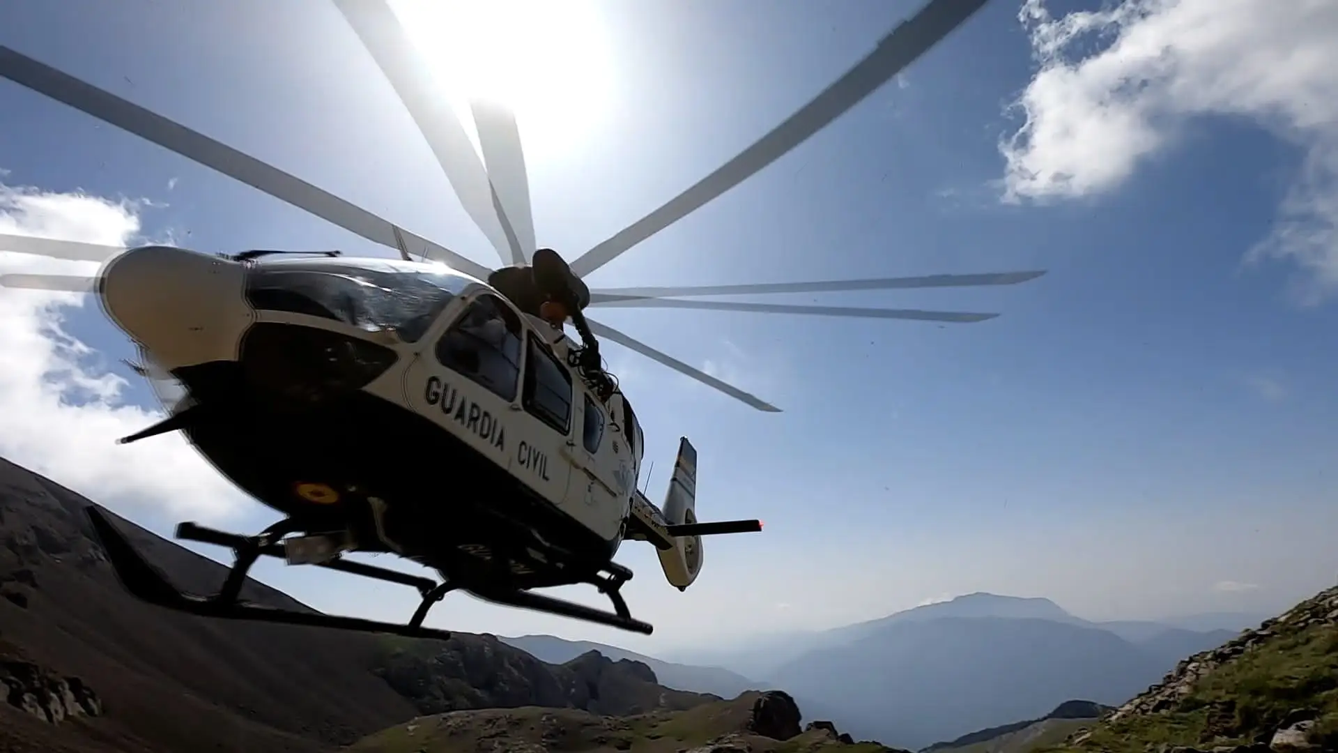 Imagen de un helic&oacute;ptero de la Guardia Civil