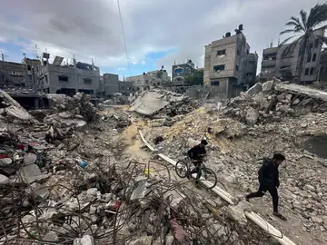 Los bombardeos israelíes empiezan a causar numerosas víctimas en Rafáh, el último refugio para un millón y medio de personas Los bombardeos israelíes empiezan a causar numerosas víctimas en Rafáh, el último refugio para un millón y medio de personas