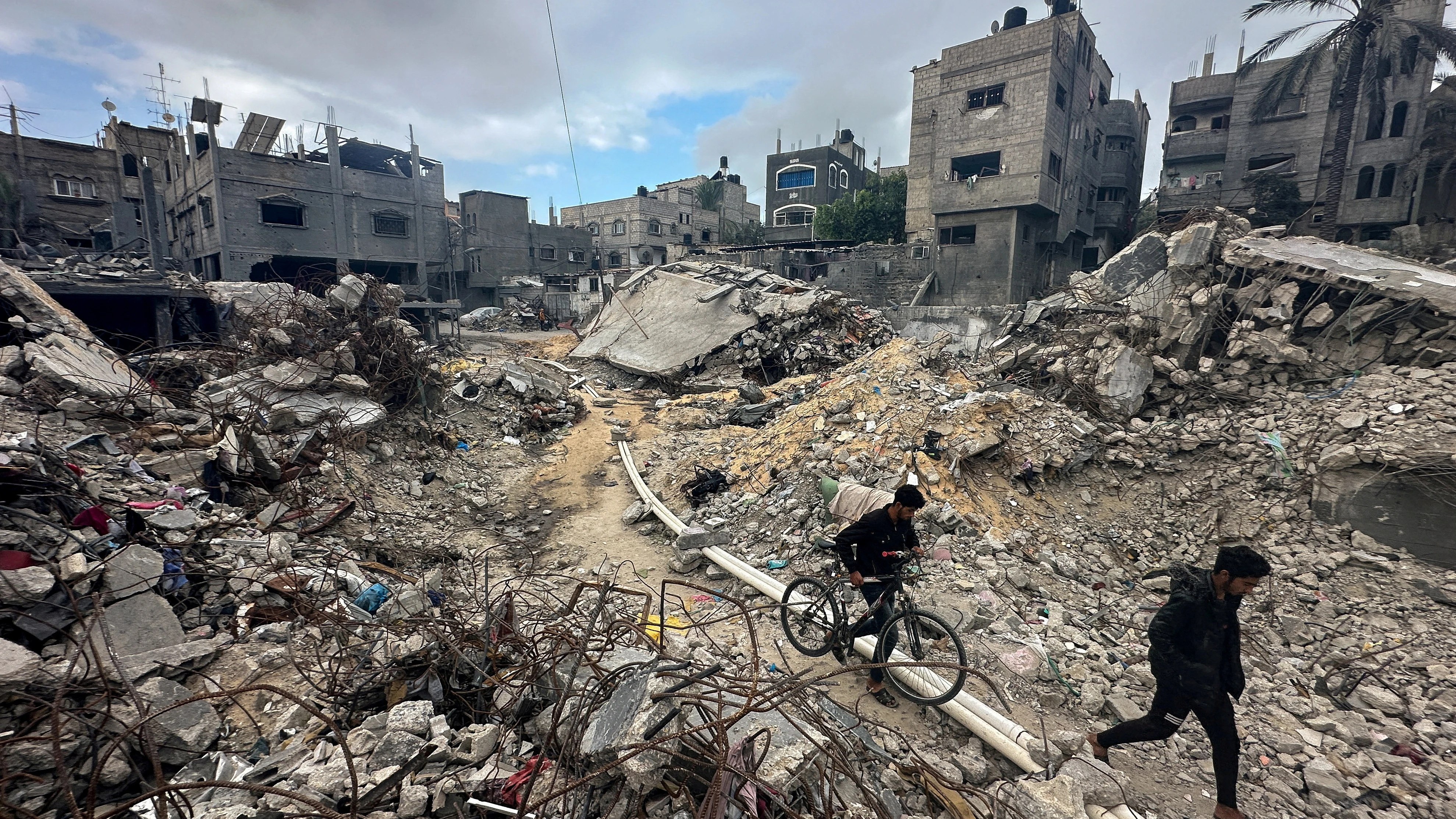 Los bombardeos israelíes empiezan a causar numerosas víctimas en Rafáh, el último refugio para un millón y medio de personas Los bombardeos israelíes empiezan a causar numerosas víctimas en Rafáh, el último refugio para un millón y medio de personas