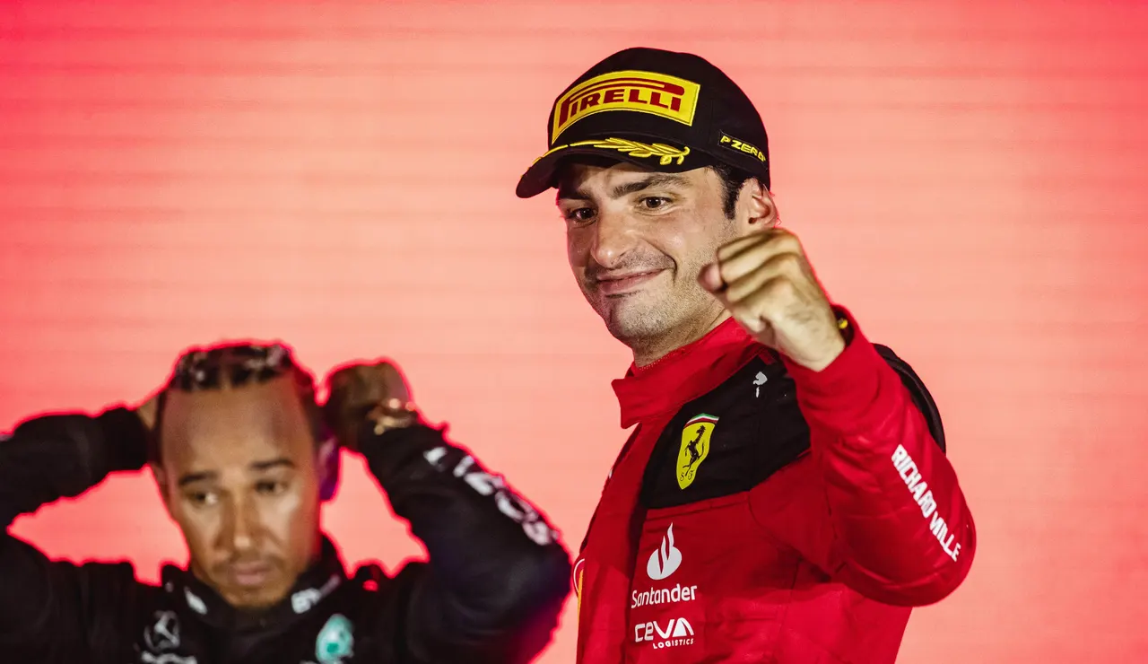 Carlos Sainz celebra su victoria en el GP de Singapur 2023