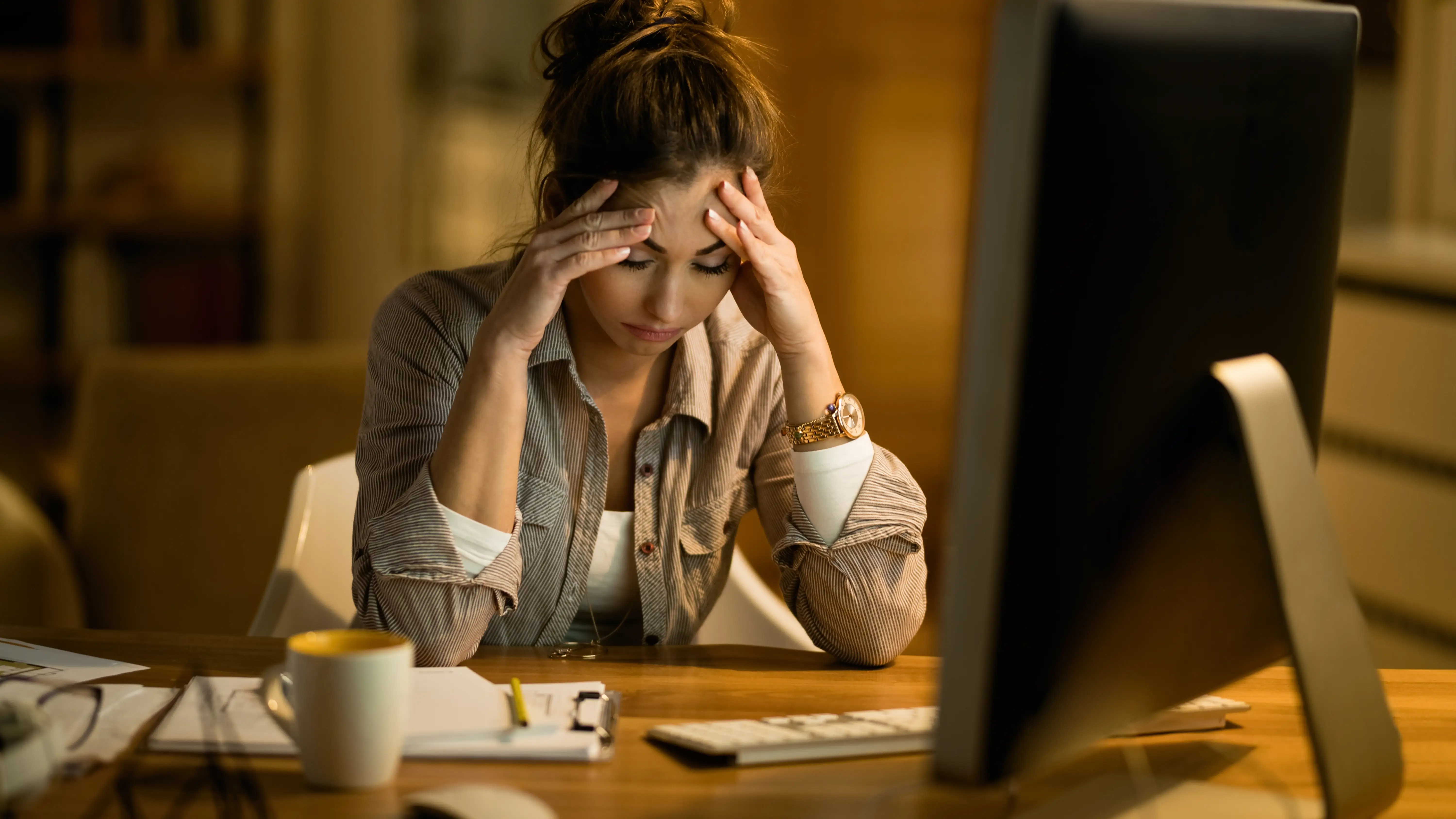 Mujer cansada trabajando Mujer cansada trabajando