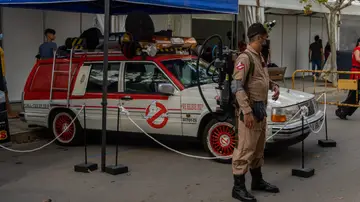 Recreación del coche de la película 'Ghosbusters' en exhibición en la calle