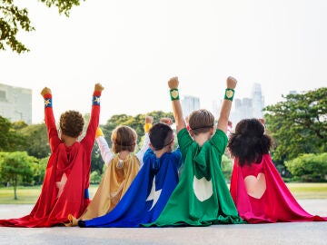Imagen de archivo de niños disfrazados de superhéroes