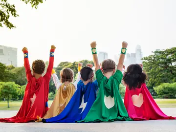 Imagen de archivo de niños disfrazados de superhéroes Imagen de archivo de niños disfrazados de superhéroes
