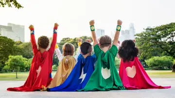 Imagen de archivo de niños disfrazados de superhéroes
