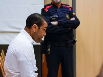 Dani Alves durante el primer día de su juicio por presuntamente agredir sexualmente a una joven en una discoteca de Barcelona en diciembre de 2022