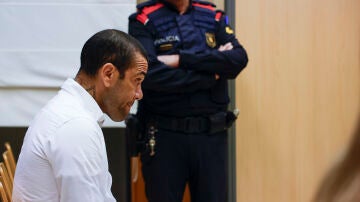 Dani Alves durante el primer día de su juicio por presuntamente agredir sexualmente a una joven en una discoteca de Barcelona en diciembre de 2022
