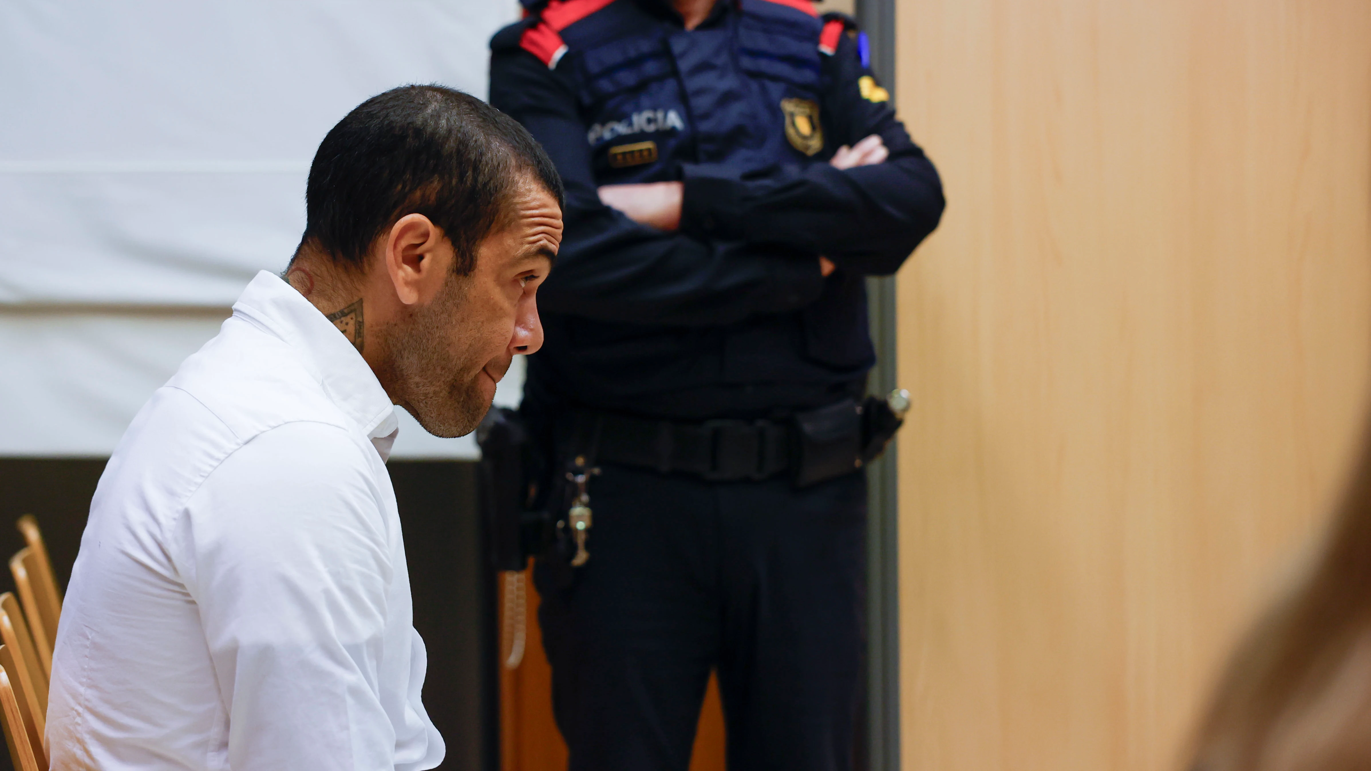 Dani Alves durante el primer d&iacute;a de su juicio por presuntamente agredir sexualmente a una joven en una discoteca de Barcelona en diciembre de 2022
