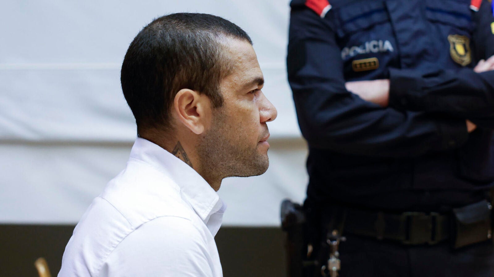 Primera foto de Dani Alves en el juzgado: más delgado, en camisa blanca y vaqueros