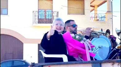 Vicenta celebra con carrozas y charanga el final de sus 42 años trabajando como funcionaria: ¡Se jubila!
