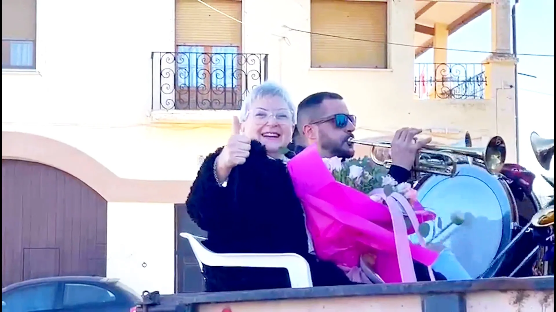 Vicenta celebra con carrozas y charanga el final de sus 42 años trabajando como funcionaria: ¡Se jubila! Vicenta celebra con carrozas y charanga el final de sus 42 años trabajando como funcionaria: ¡Se jubila!