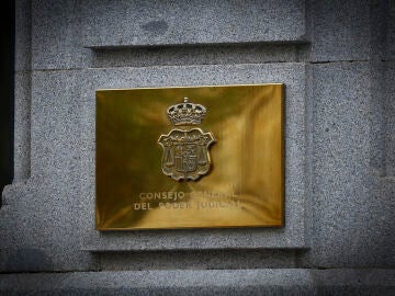 Placa de la fachada de la sede del Consejo General del Poder Judicial (CGPJ) en Madrid.