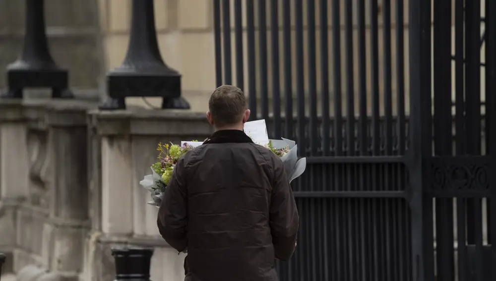 Personas llevan flores a Clarence House después de conocerse que Carlos III padece cáncer