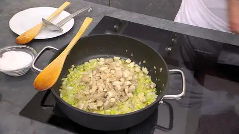 Corta las setas en dados, agrégalas, sazona y cocínalas Corta las setas en dados, agrégalas, sazona y cocínalas