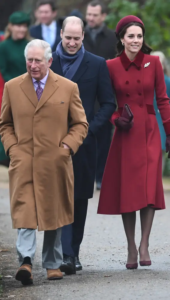 El rey Carlos III, el príncipe Guillermo y Kate Middleton en 2018