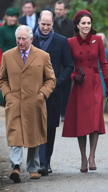 El rey Carlos III, el príncipe Guillermo y Kate Middleton en 2018 El rey Carlos III, el príncipe Guillermo y Kate Middleton en 2018