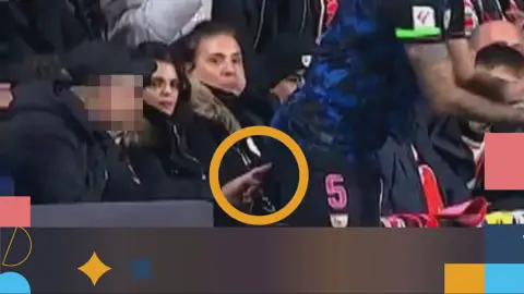 Momento en el que el aficionado introduce su dedo en el culo de Ocampos Momento en el que el aficionado introduce su dedo en el culo de Ocampos