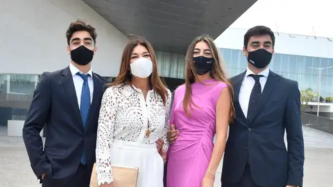 Raquel Revuelta y sus tres hijos, Miguel Ángel, Claudia y Nicolás en 2020 Raquel Revuelta y sus tres hijos, Miguel Ángel, Claudia y Nicolás en 2020