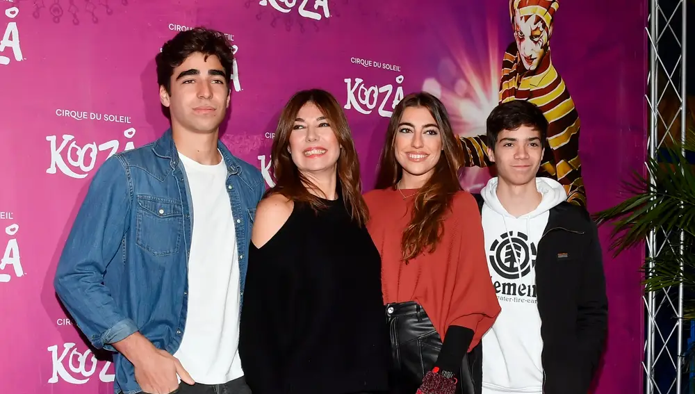 Raquel Revuelta y sus hijos Miguel Ángel, Claudia y Nicolás en 2020