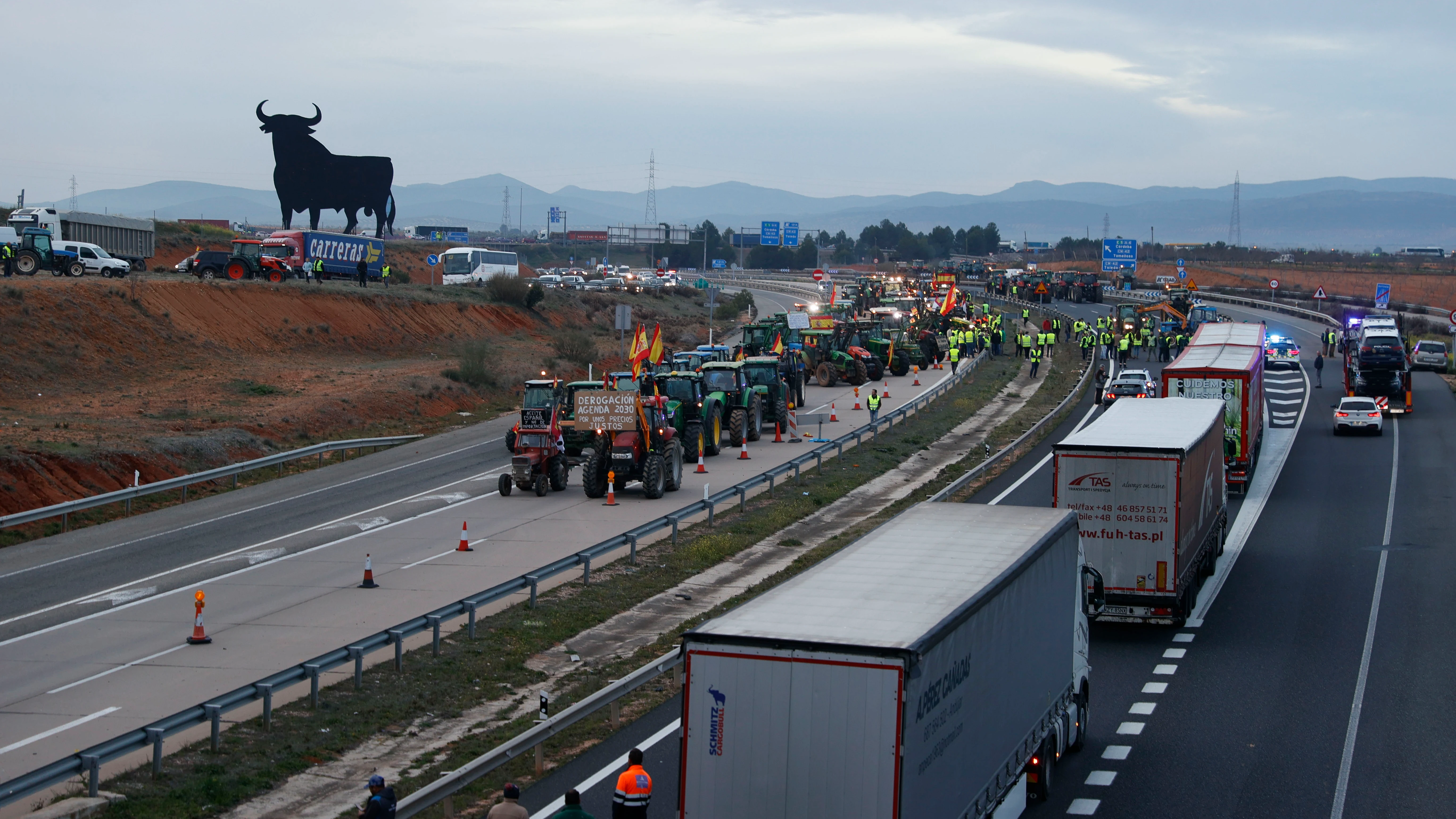 Tractores en la A4 a la altura de Madridejos (Toledo) Tractores en la A4 a la altura de Madridejos (Toledo)