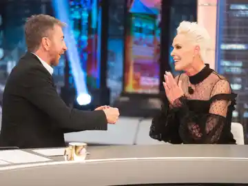 Pablo Motos le ha preguntado a la modelo y actriz sobre el polémico embarazo que tuvo con 54 años de edad y por qué cree que es mejor madre ahora que antes. Pablo Motos le ha preguntado a la modelo y actriz sobre el polémico embarazo que tuvo con 54 años de edad y por qué cree que es mejor madre ahora que antes.