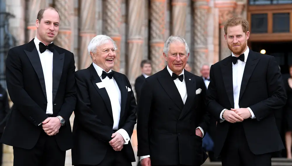 El príncipe Guillermo, el príncipe Harry y Carlos III con David Attenborough 
